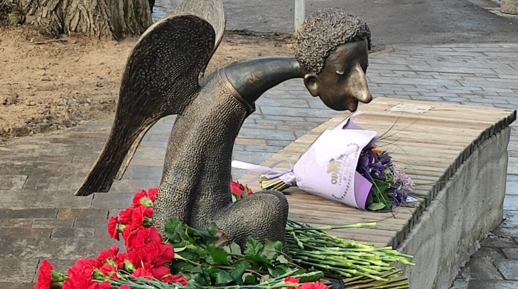 Памятник умершим от ковида медикам в Санкт-Петербурге