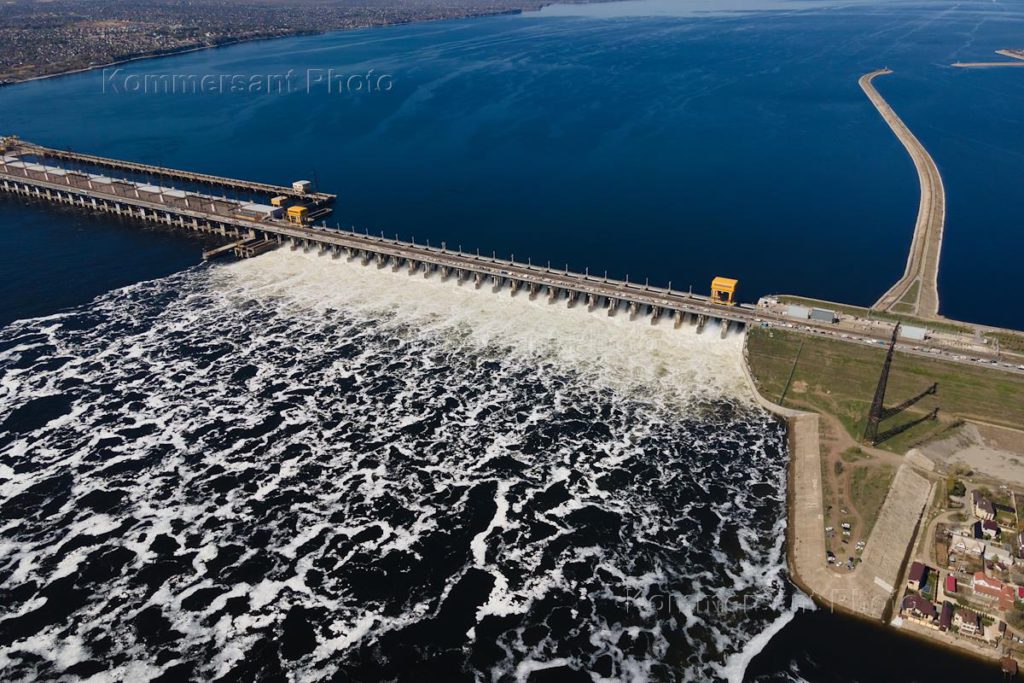 Сброс воды на Волжской ГЭС