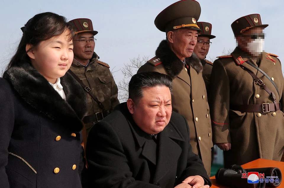 Вождь Северной Кореи Ким Чен Ын в компании дочери и высшего командования армии