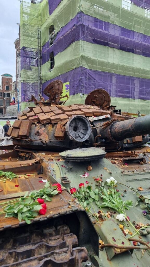 В Амстердаме активисты осыпали цветами подбитый на Украине танк РФ