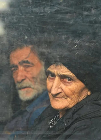 Степанакерт. Жители Нагорного Карабаха в автобусе на выезде из города