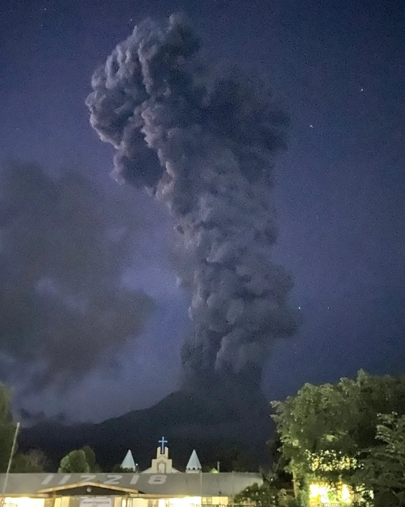 Филиппинский вулкан Канлаон выбросил столб пепла и дыма на высоту 5 километров